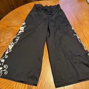Ranna Gill Black Floral Applique Pants 100% Cotton Crop Wide Leg Ankle Sz Small